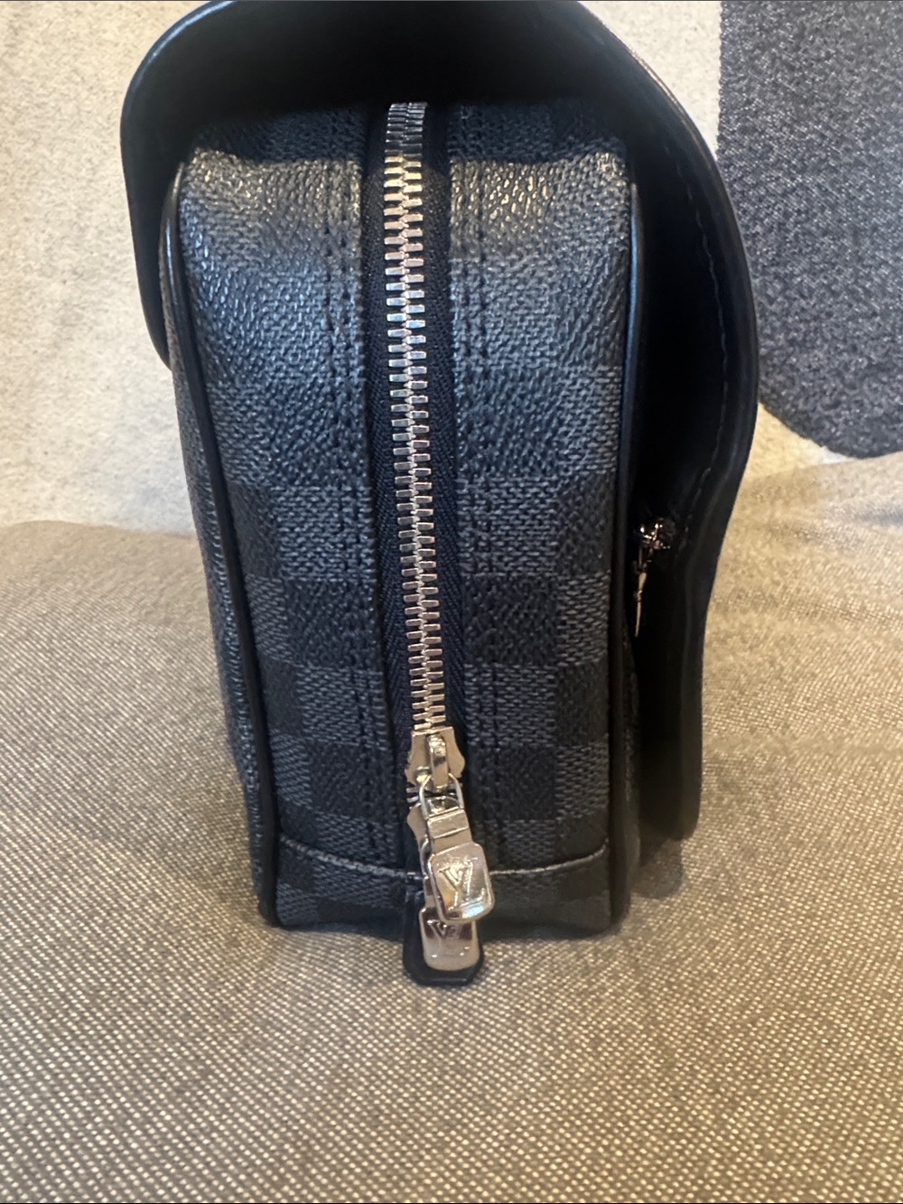 Louis Vuitton Damier Graphite Hanging Toiletry Kit - Picture 8 of 11